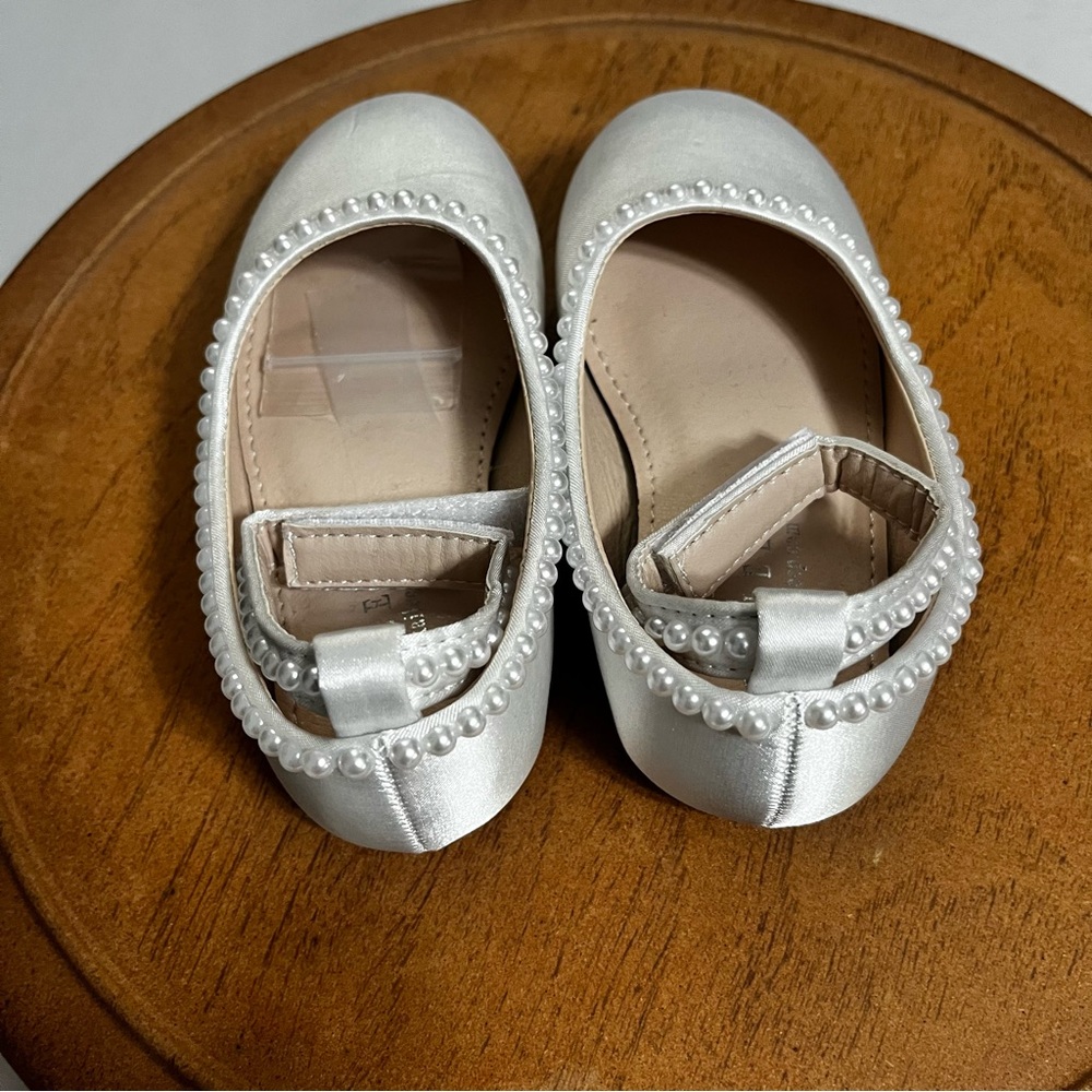 Kailee P White Satin  Girls Dress Shoes with Pearl Trim Sz 7 - Picture 3 of 8